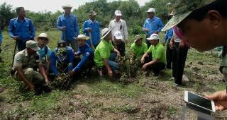 ប្រធានមន្ទីរបរិស្ថានខេត្តដឹកនាំកម្លាំងចុះដាំដើមឈើនៅតំបន់បឹងពារាំង